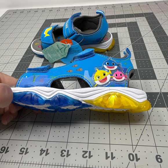 NWT Nickelodeon Baby Shark light up Kids Sandals Sz 8 (ZHOGIM) - Picture 2 of 7